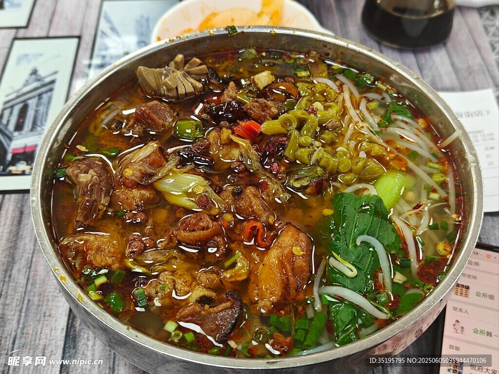 美味大碗牛肉蔬菜湯面