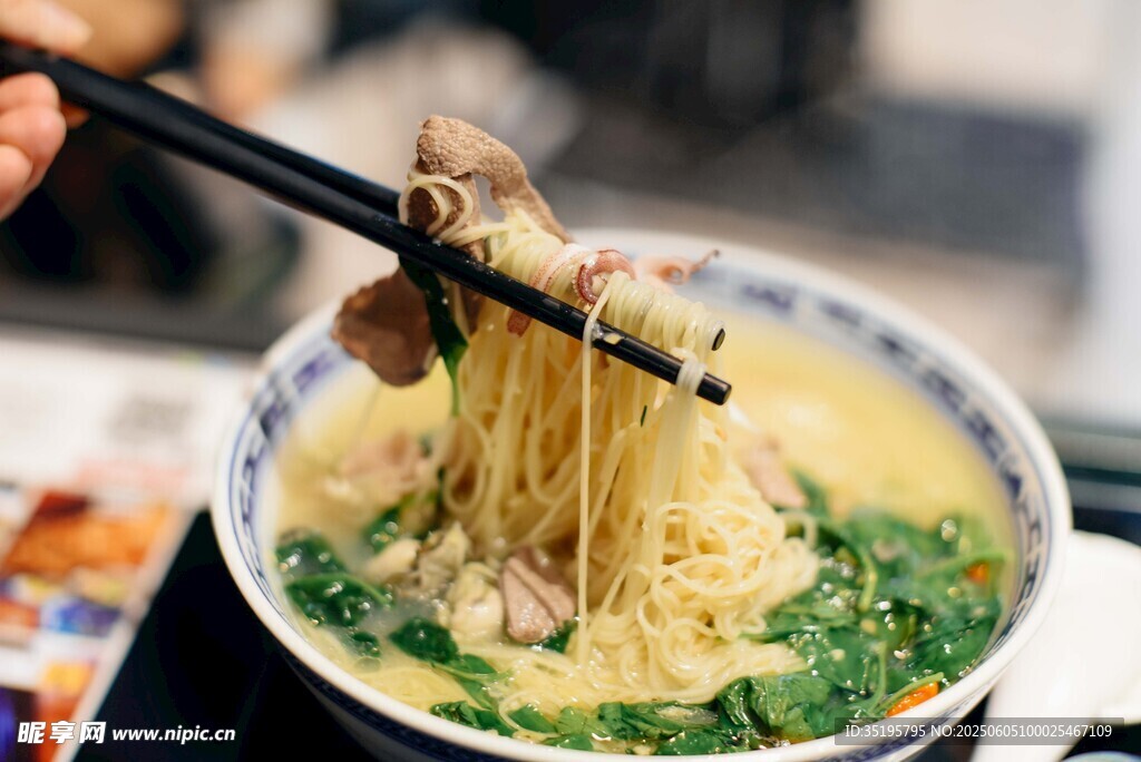 筷子夾起的美味湯面
