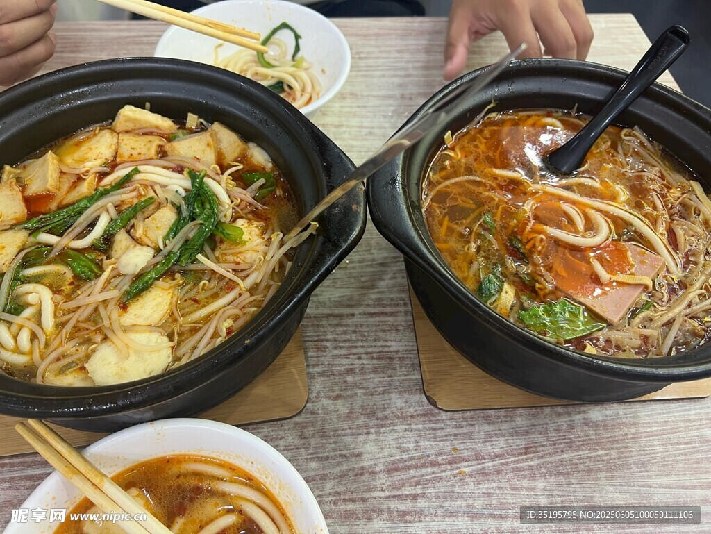 兩碗美味砂鍋美食展示