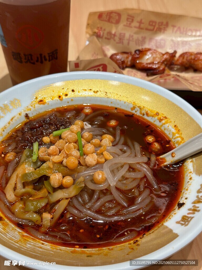 美味酸辣粉誘人呈現(xiàn)