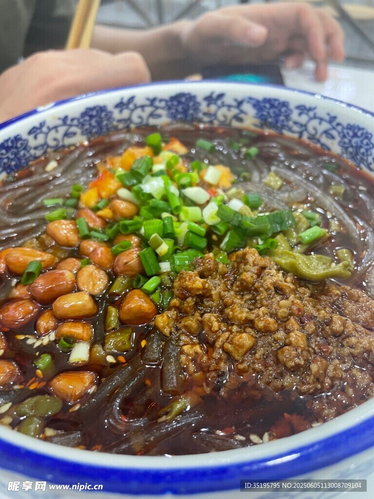 美味酸辣粉誘人呈現