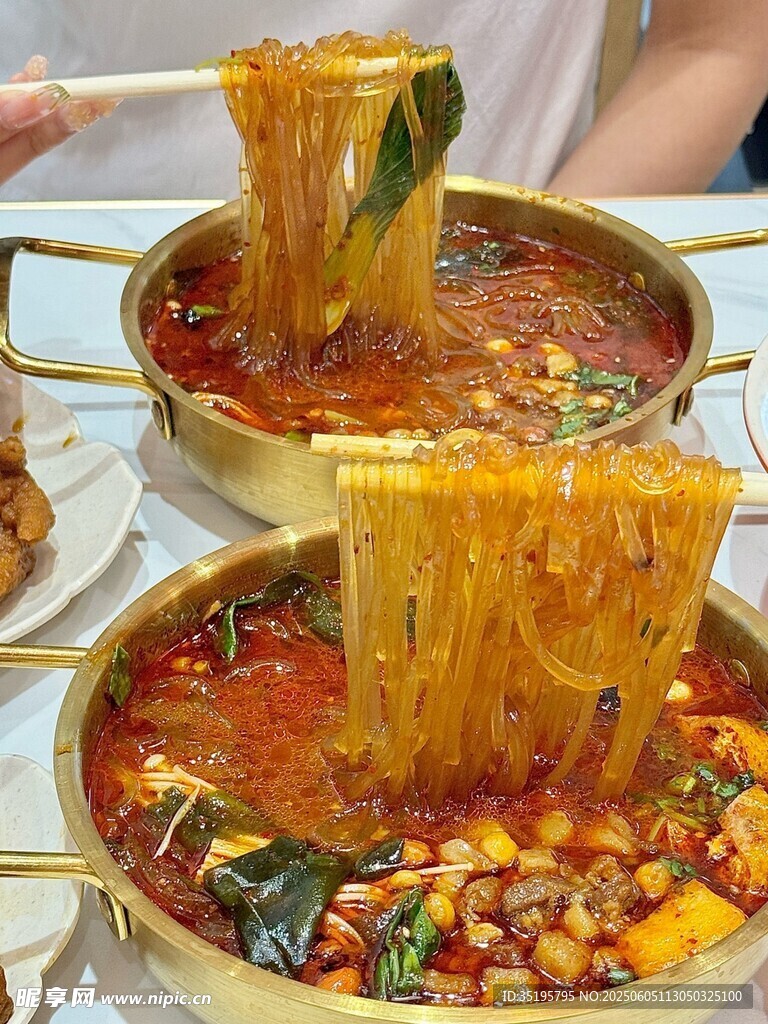 美味火鍋食材誘人涮煮中