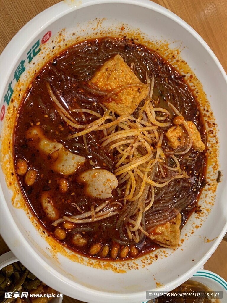 美味酸辣粉誘人呈現(xiàn)