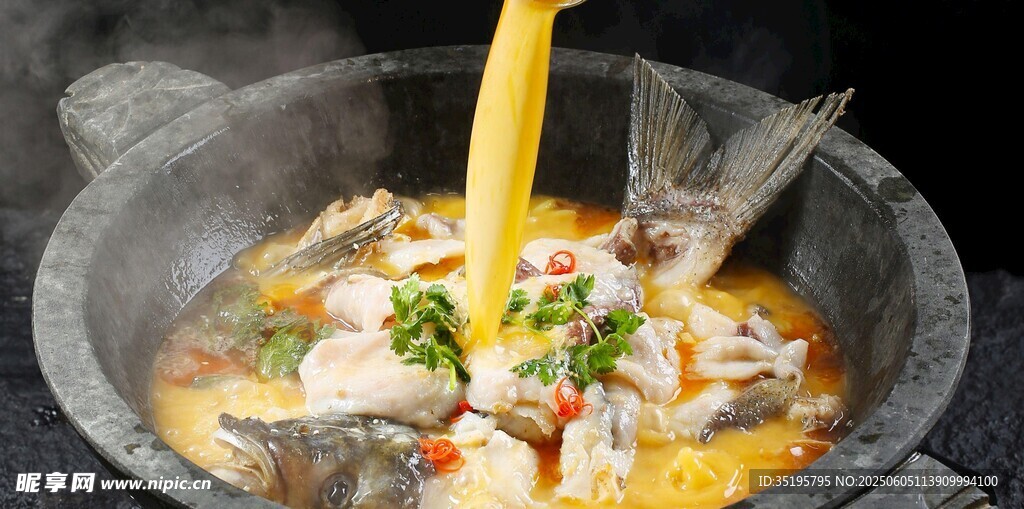 鮮香酸菜魚鍋中正烹煮