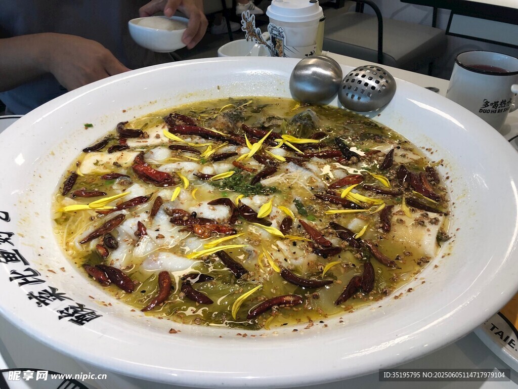 美味酸菜魚大盆呈現