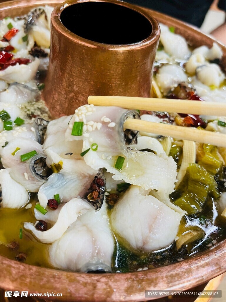 銅鍋酸菜魚美食誘人