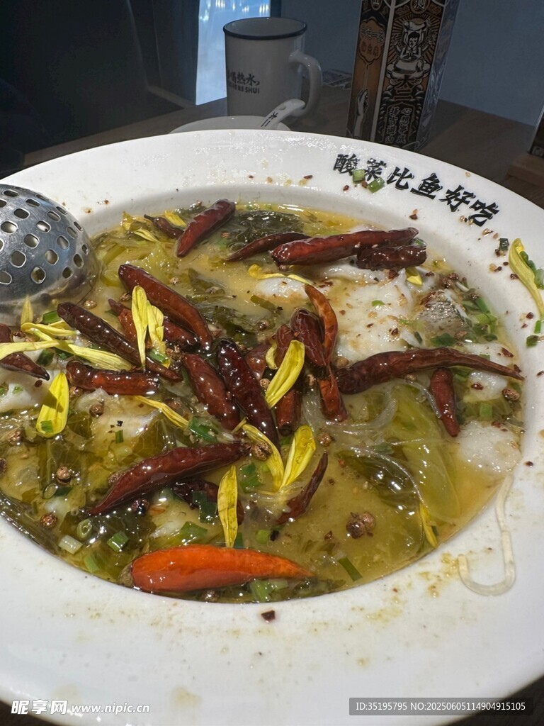 美味酸菜魚誘人上桌