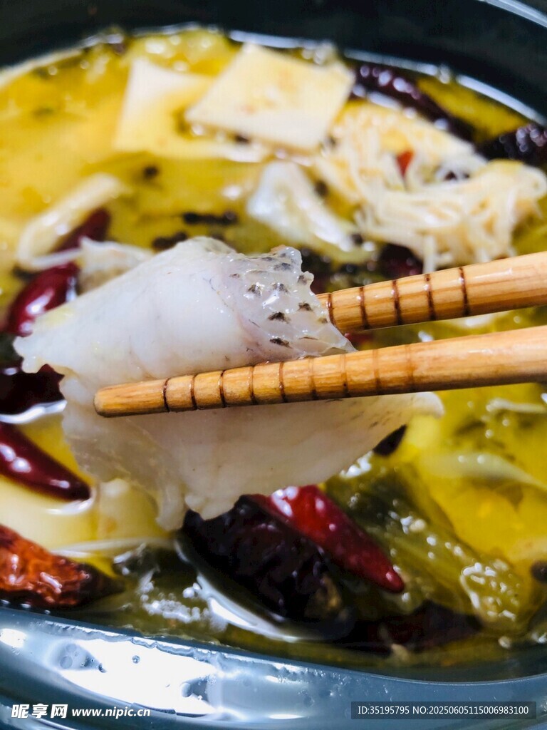 美味水煮魚筷子夾起瞬間