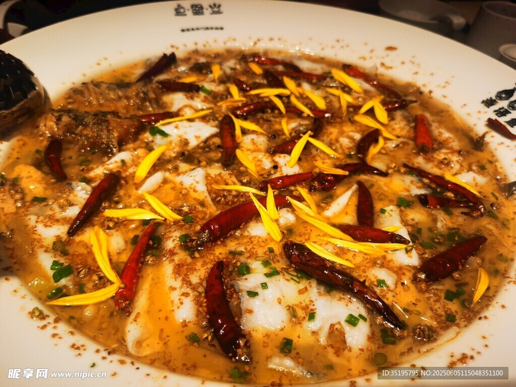 香辣美味水煮魚誘人呈現(xiàn)