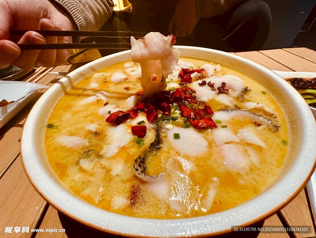美味金湯酸菜魚誘人上桌