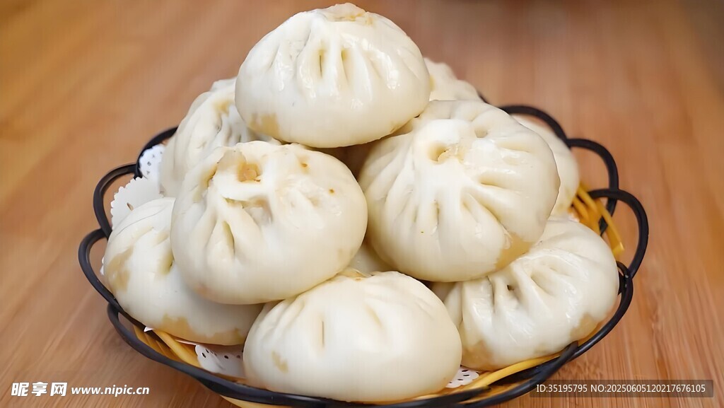 竹籃里的美味白胖包子