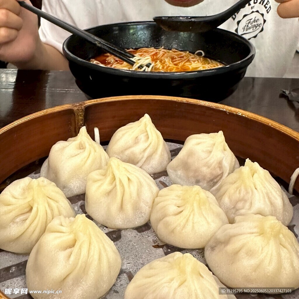 蒸籠里的包子與美味面食