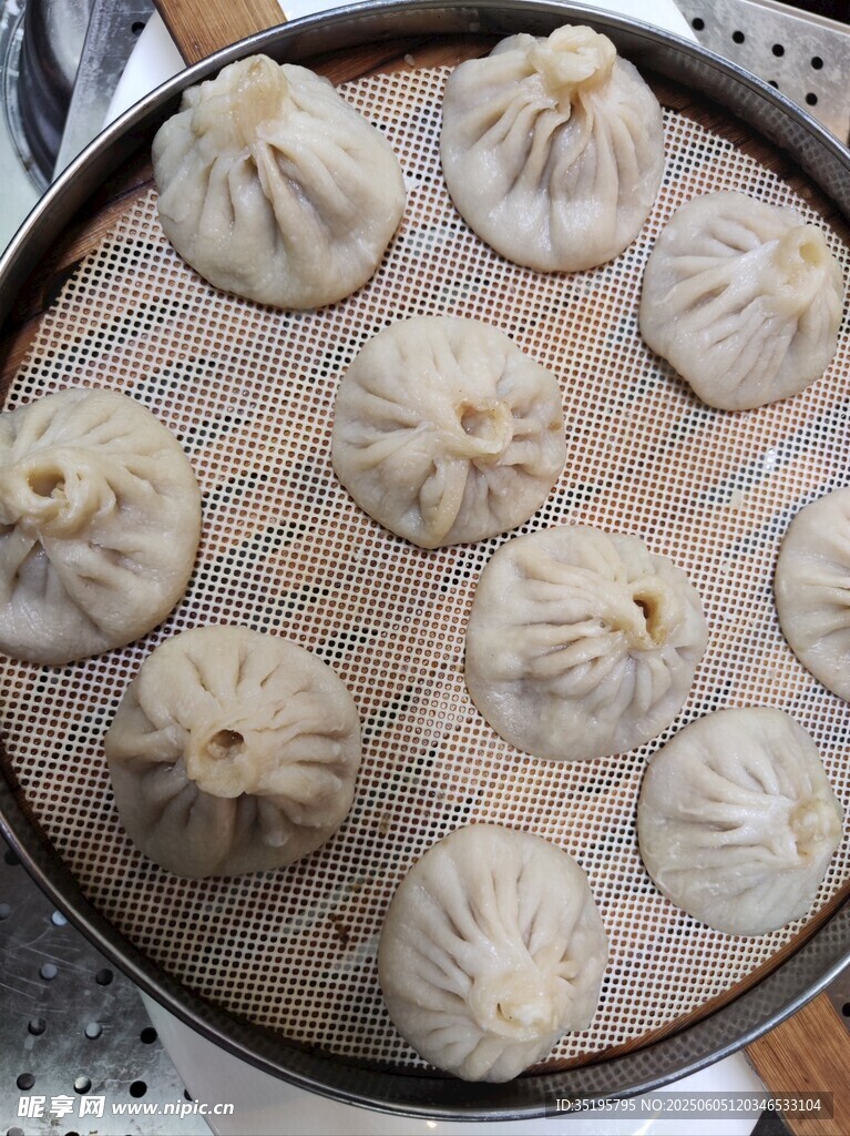 蒸籠里的美味包子