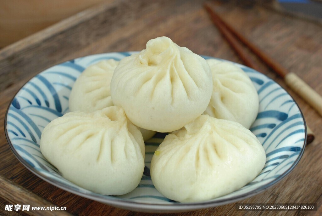 瓷盤里的美味白胖包子