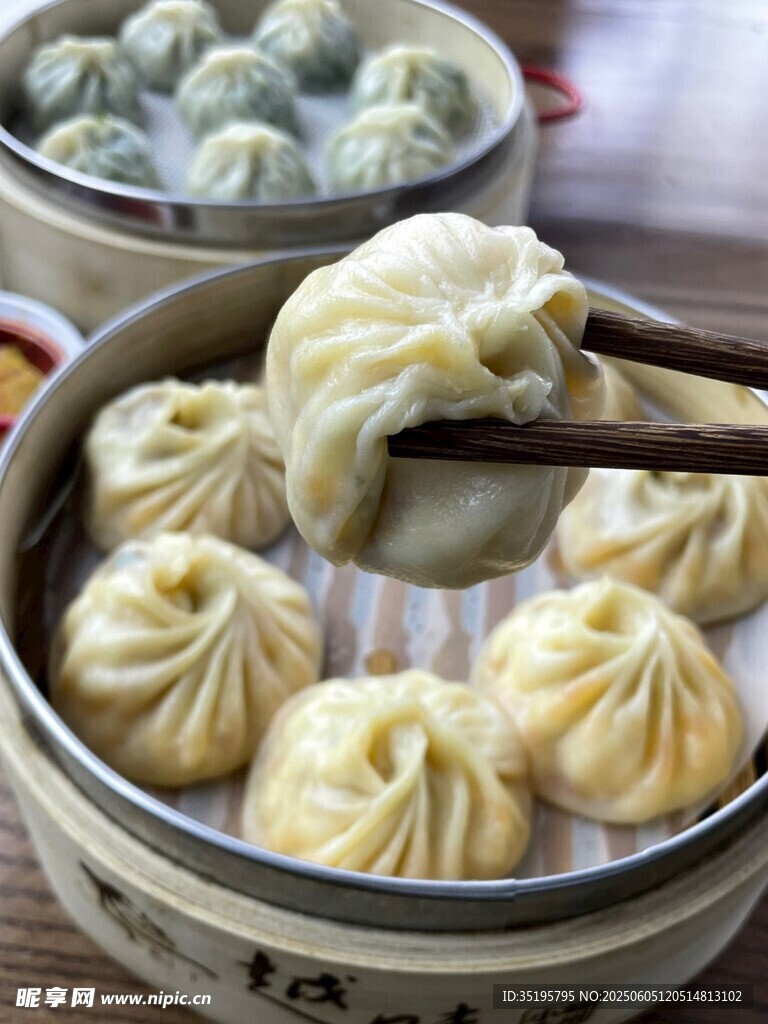美味小籠包被筷子夾起