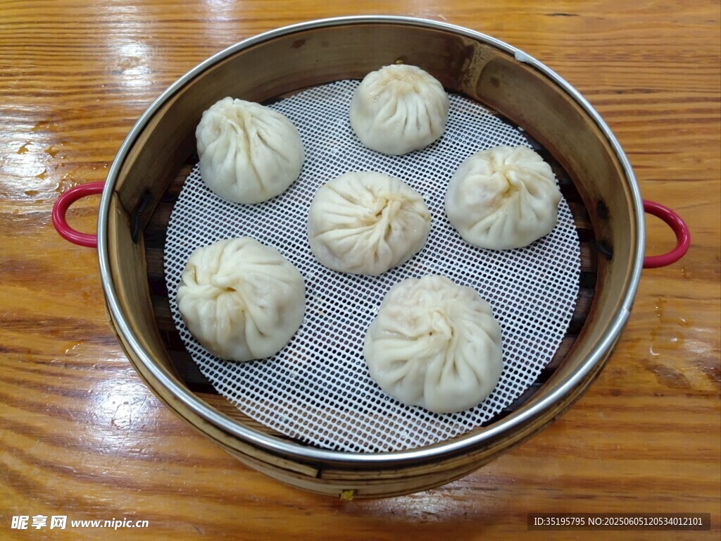 蒸籠里的美味鮮肉小籠包