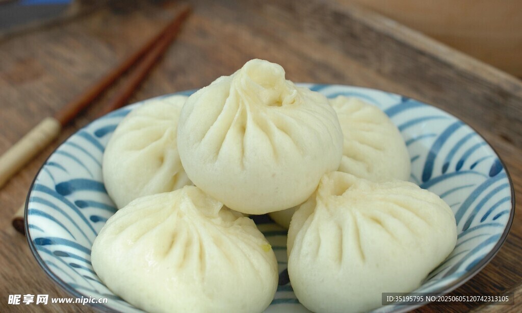 瓷盤里的美味鮮肉包子