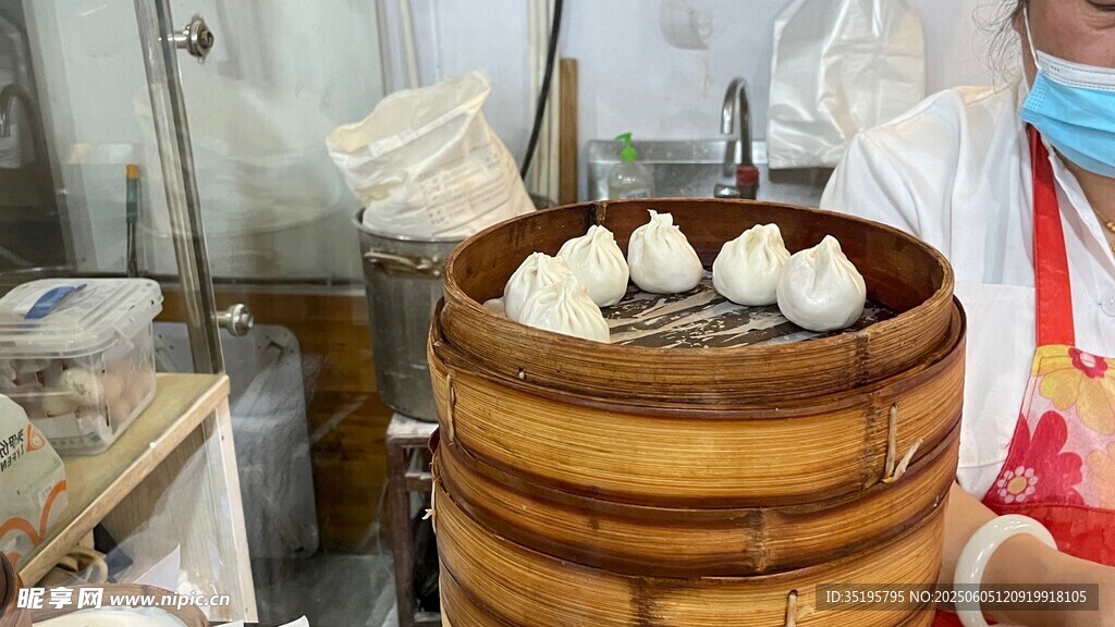 手工制作的美味蒸籠包子