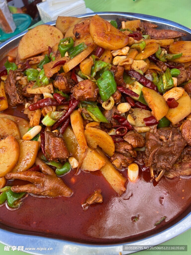 美味香辣炒肉拼盤