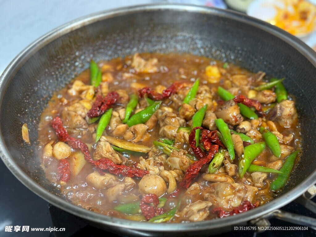 鍋中美味炒菜正烹飪