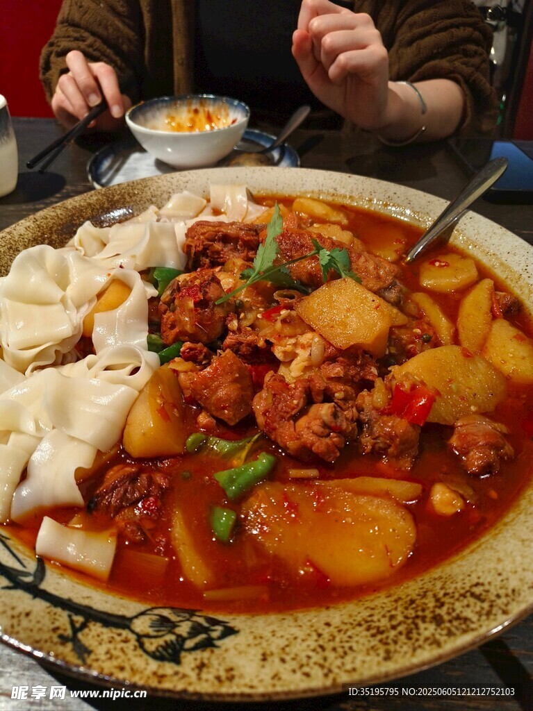 美味大盤雞搭配面食
