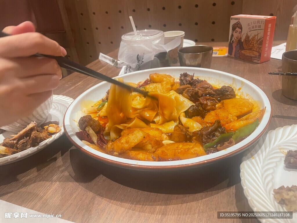 美味佳肴誘人的一碗飯菜