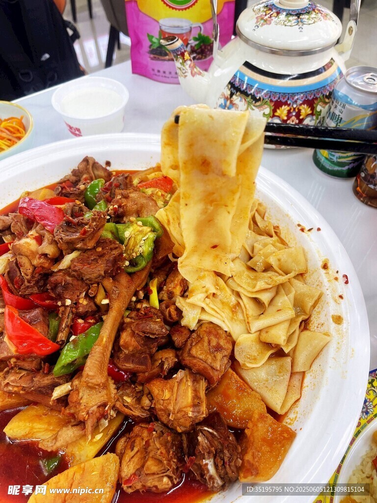 美味大盤雞搭配特色面食
