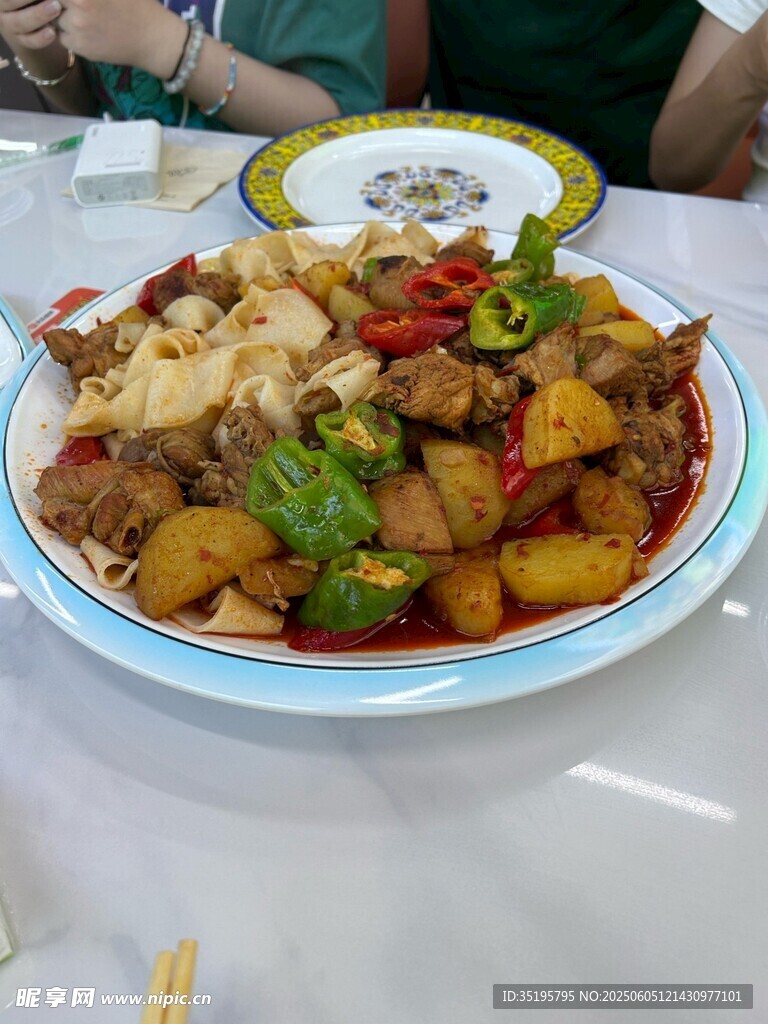 美味大盤雞誘人上桌