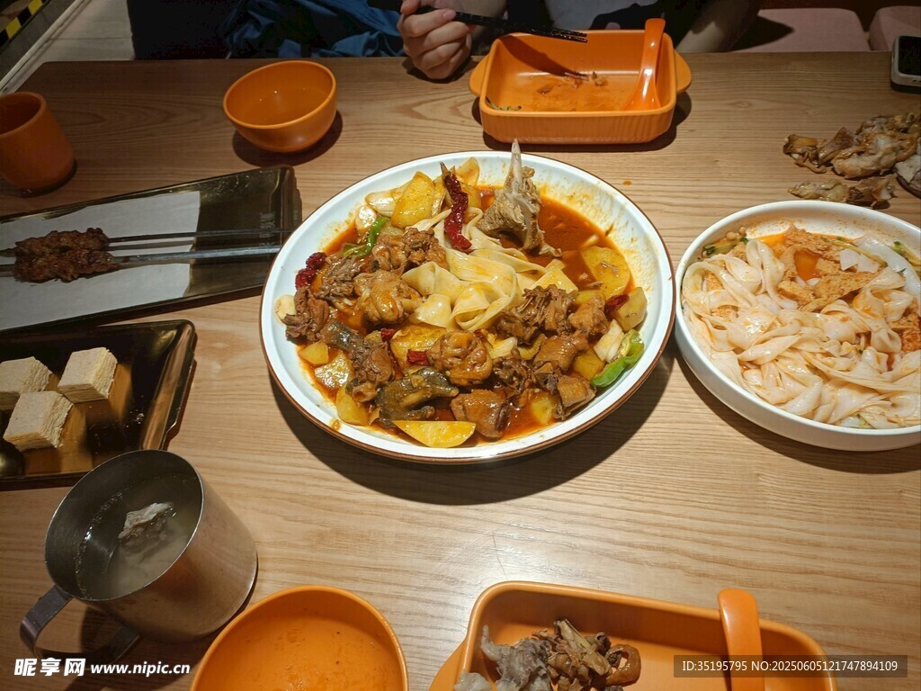 美味中式餐食擺放在桌