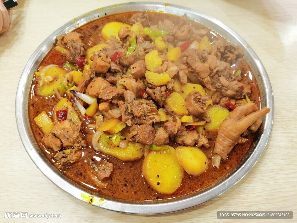美味板栗燒雞誘人呈現