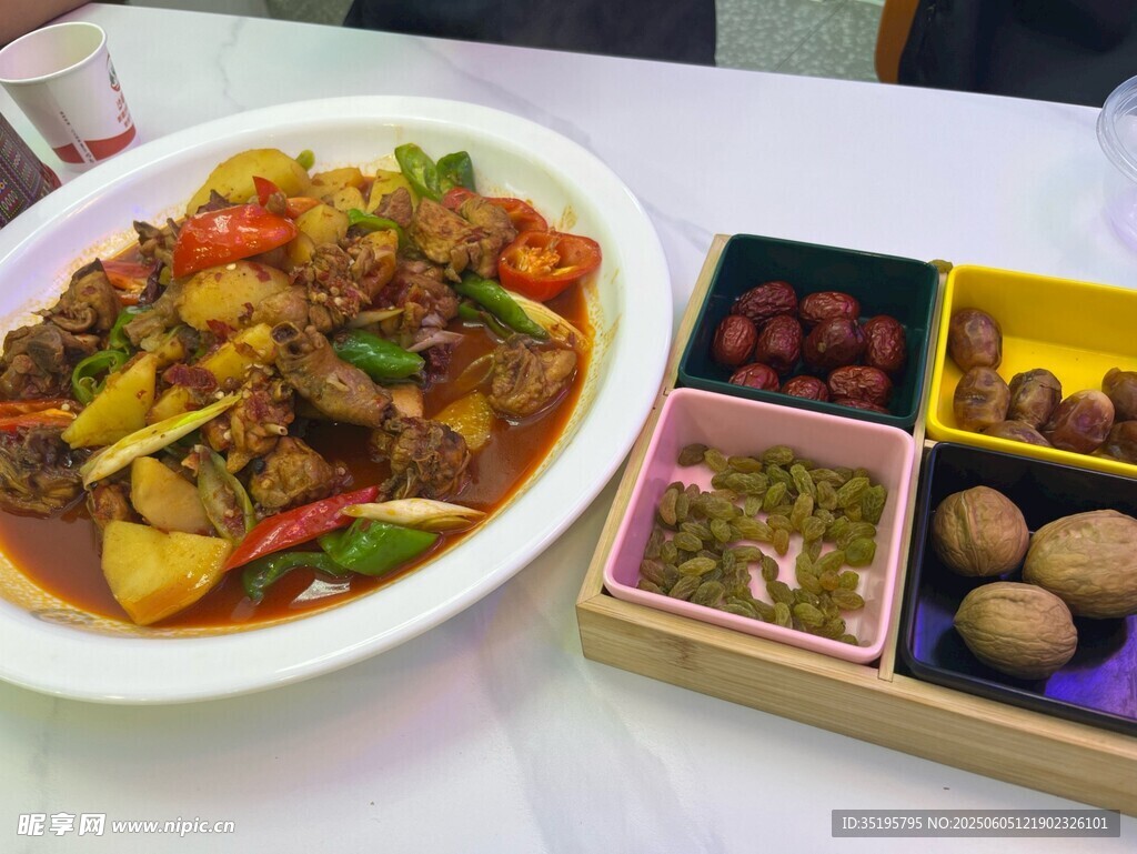 豐盛中式餐食與多樣配菜