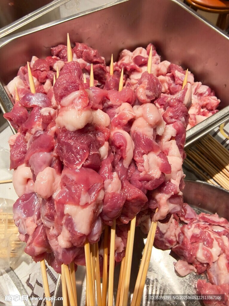 新鮮串好的美味豬肉串
