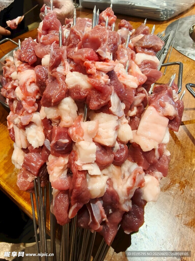 新鮮羊肉串待烤制
