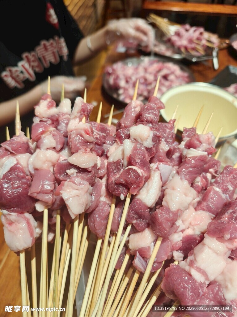 新鮮羊肉串待烤制