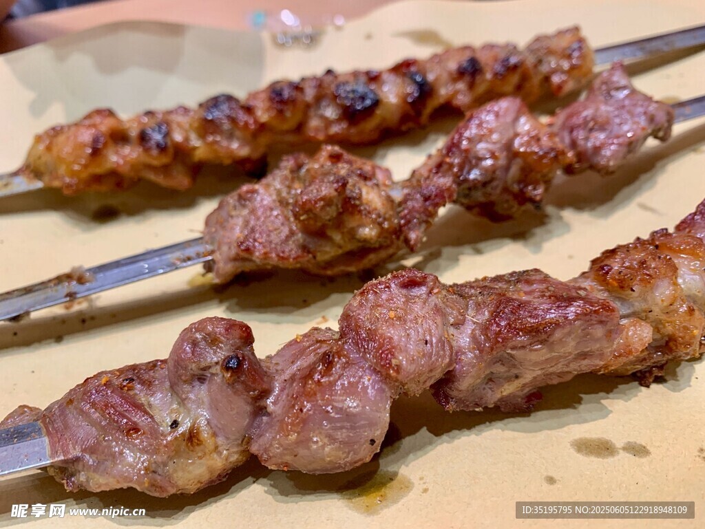 美味烤肉串誘人呈現(xiàn)