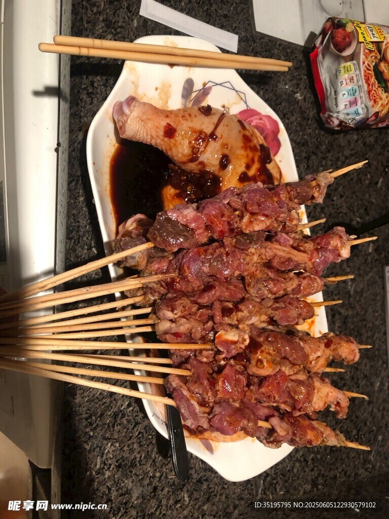 美味烤肉串誘人呈現(xiàn)
