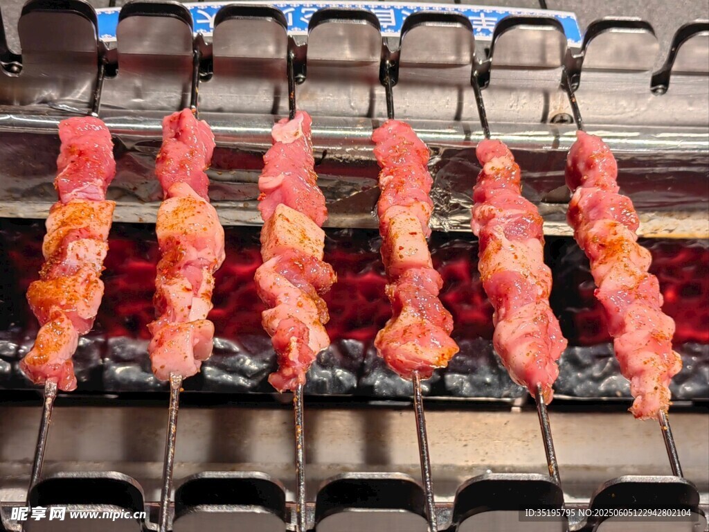 烤架上的美味羊肉串