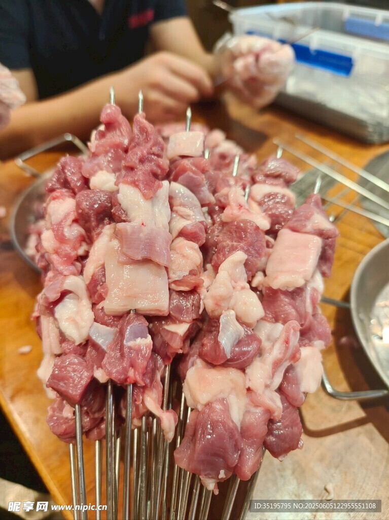 新鮮現串的美味羊肉串