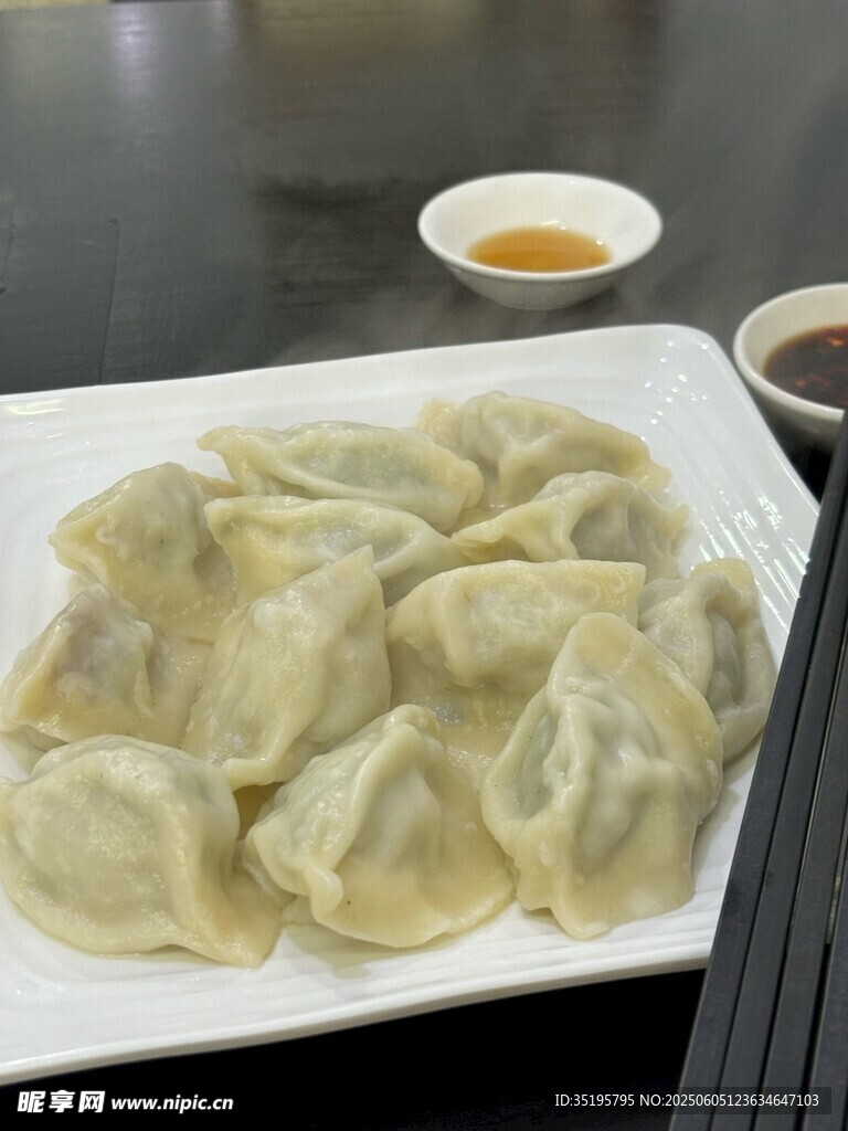 一盤美味餃子配蘸料