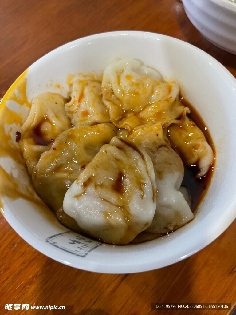 美味蘸汁餃子特寫