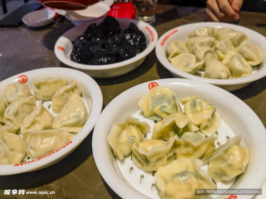多樣美味餃子擺上桌