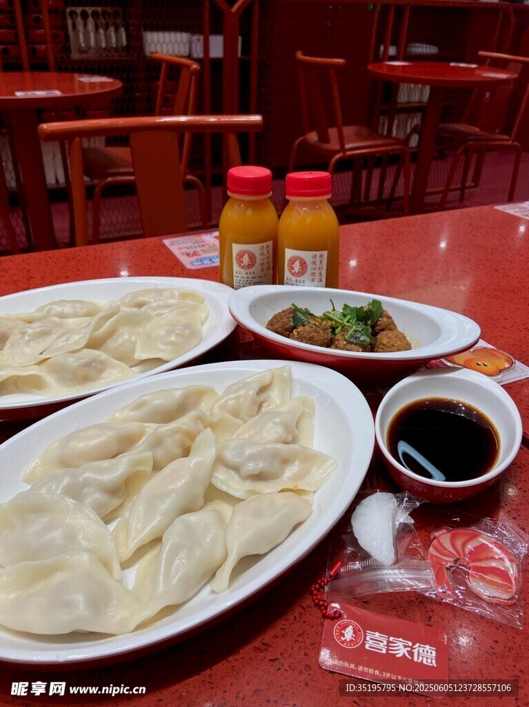 美味餃子搭配多樣小菜