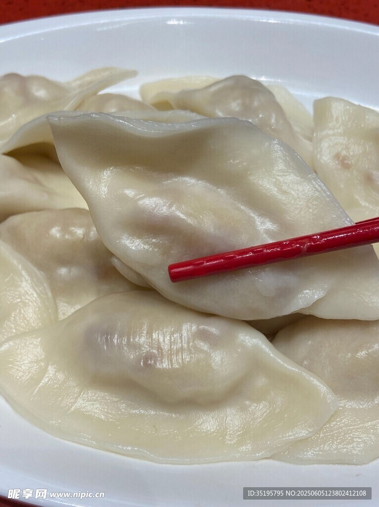 盤中餃子配紅筷