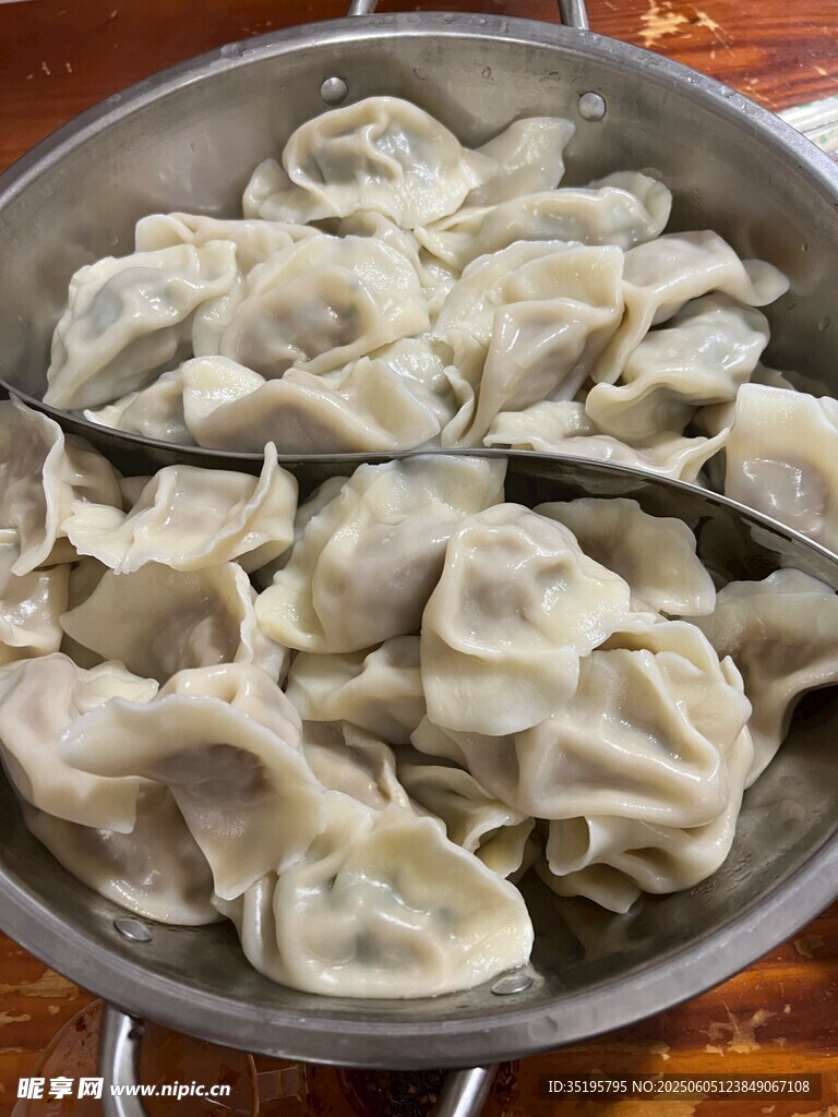 滿滿一鍋美味餃子