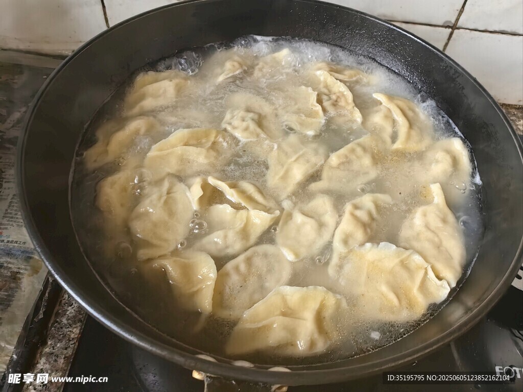 鍋中煮著的美味餃子