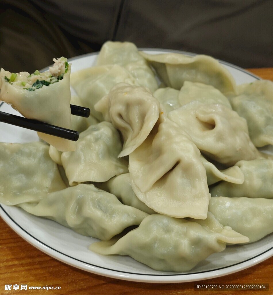 一盤美味餃子待品嘗
