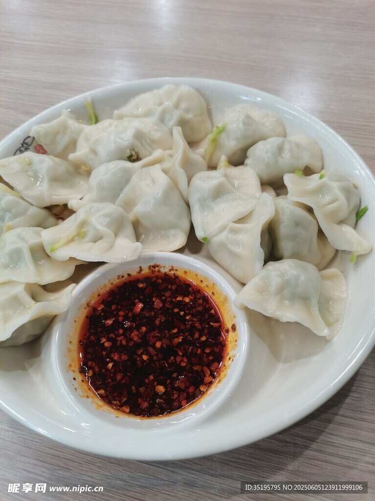 一盤餃子配蘸料