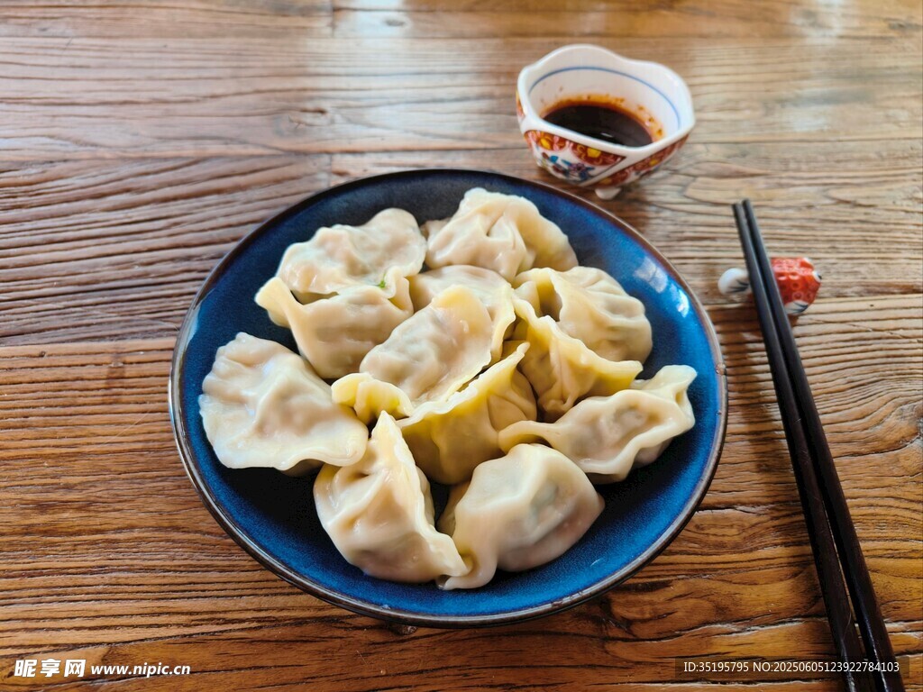 藍色盤中的美味餃子