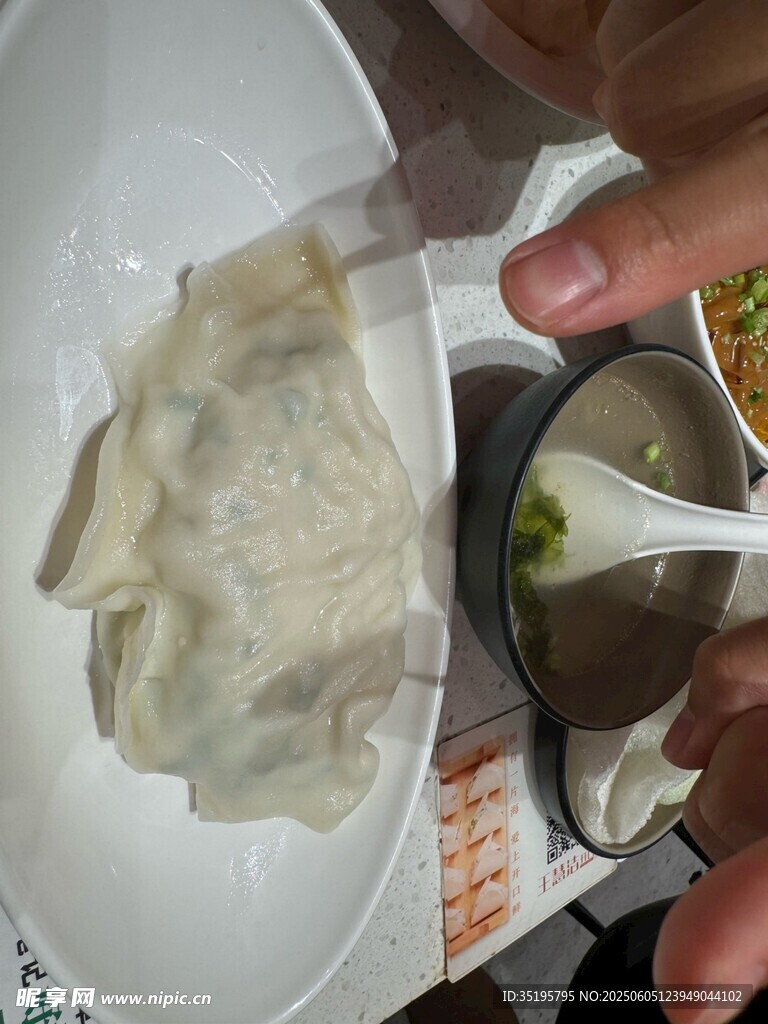 手工包餃子場景