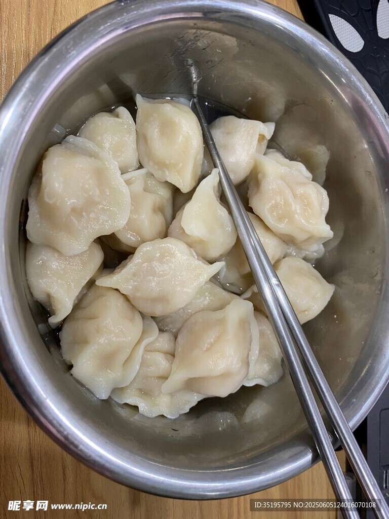 碗中餃子與筷子